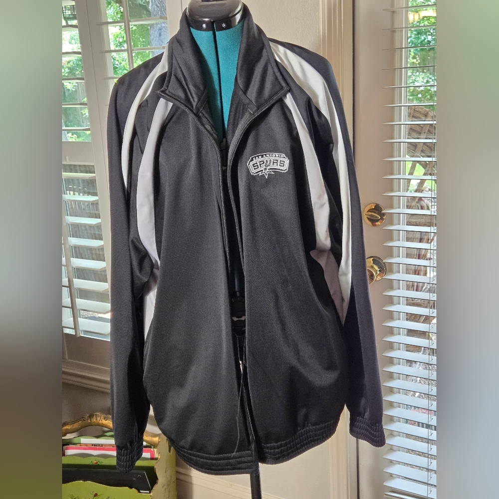VNTG San Antonio NBA Spurs Black and White Men's Jacket Size XL